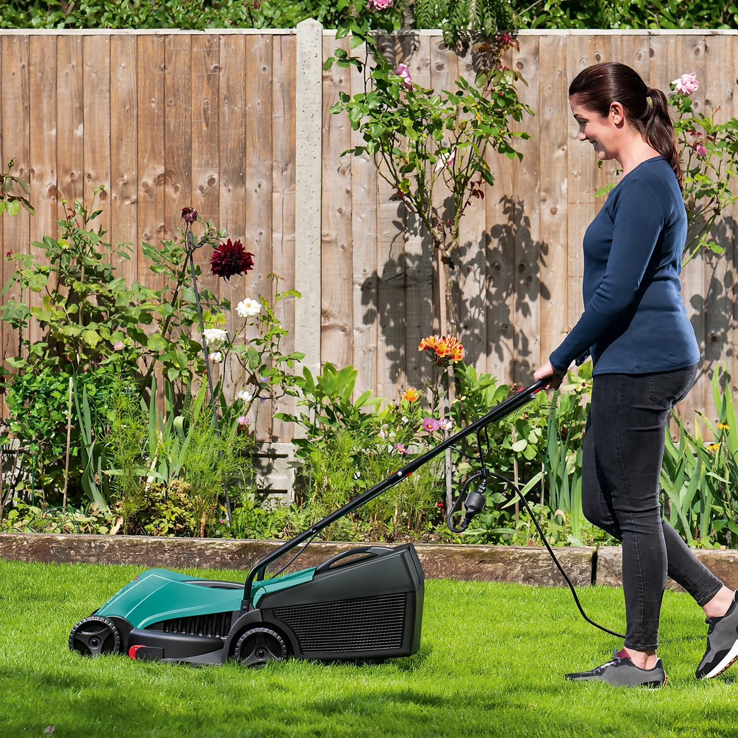 Bosch 1200W Rotak 32-12 Electric Lawn Mower - 32cm 6 Bosch 1200W Rotak 32-12 Electric Lawn Mower - 32cm - Image 6