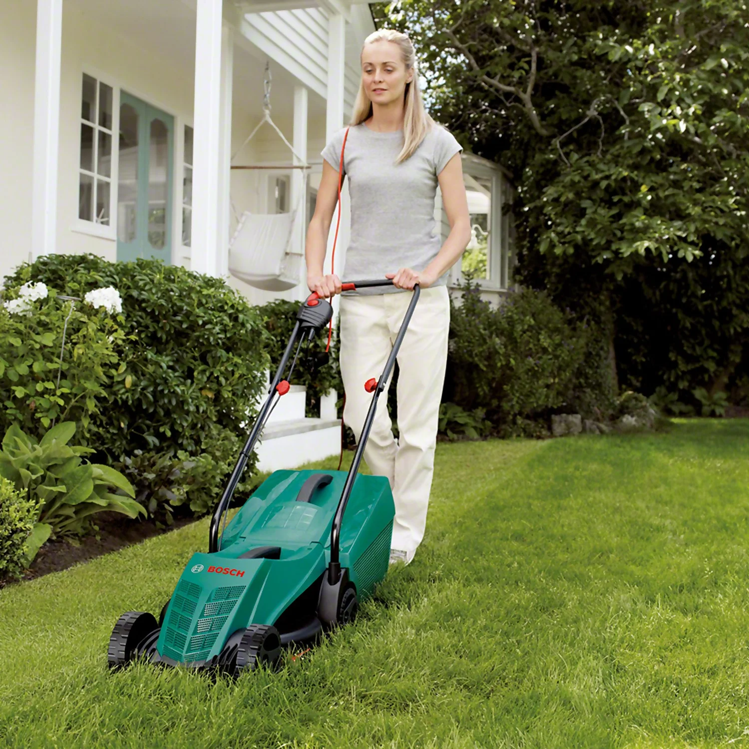 Bosch 1200W Rotak 32-12 Electric Lawn Mower - 32cm 4 Bosch 1200W Rotak 32-12 Electric Lawn Mower - 32cm - Image 4