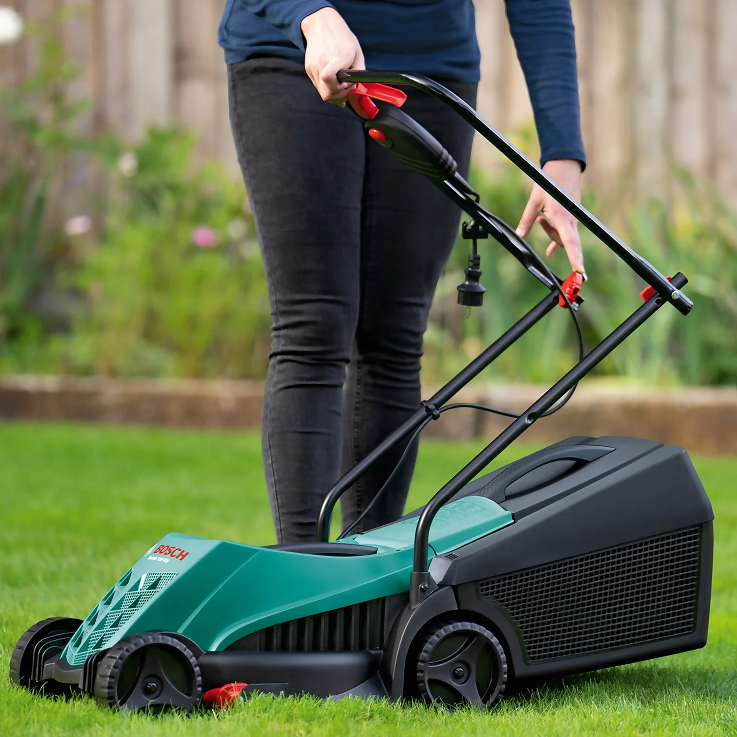 Bosch 1200W Rotak 32-12 Electric Lawn Mower - 32cm 5 Bosch 1200W Rotak 32-12 Electric Lawn Mower - 32cm - Image 5