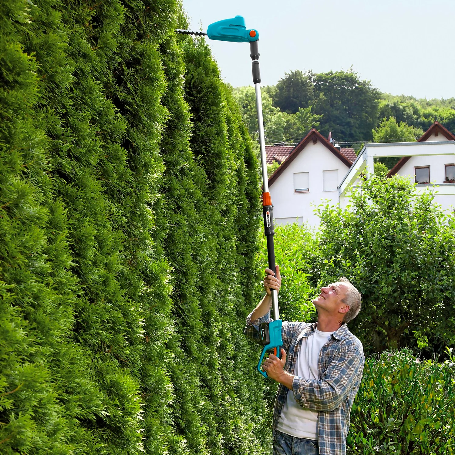 GARDENA Telescopic Cordless 18V Hedge Trimmer 2 GARDENA Telescopic Cordless 18V Hedge Trimmer - Image 2